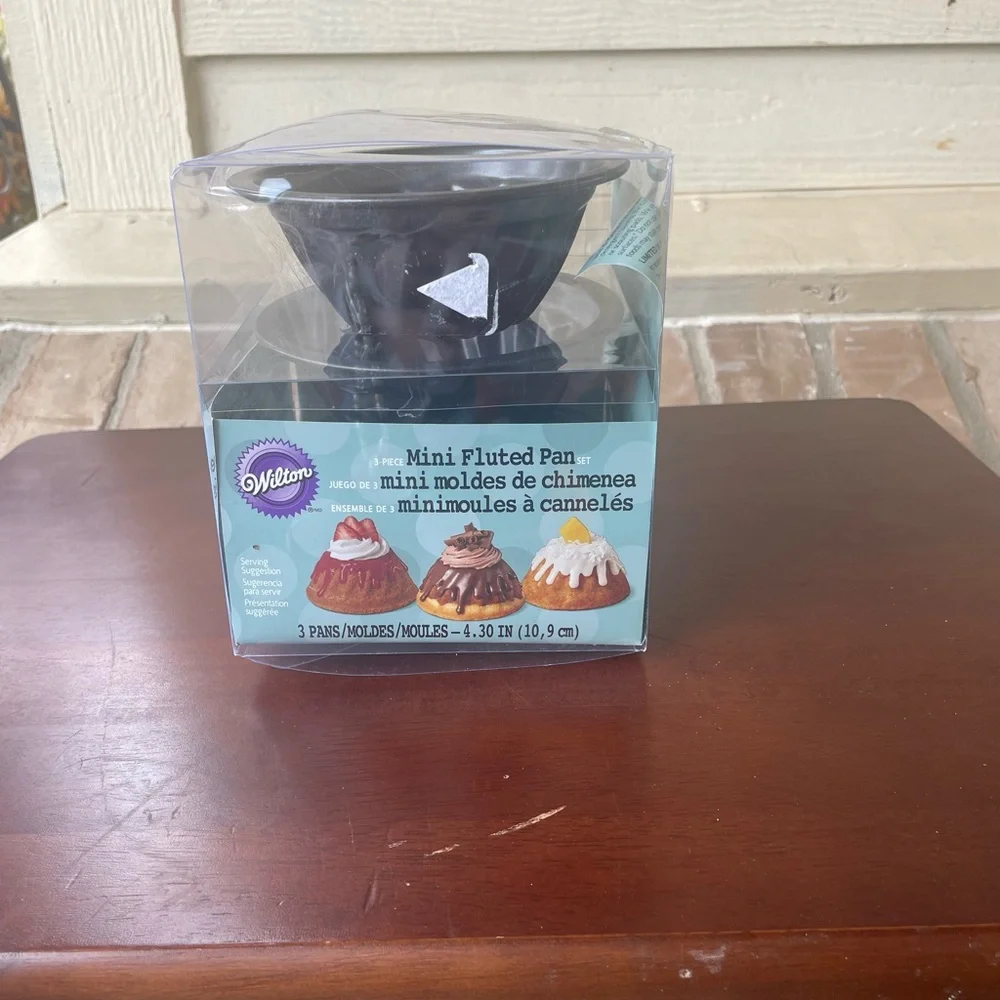 Wilton Black Mini Fluted Pan Set (3-Pack)